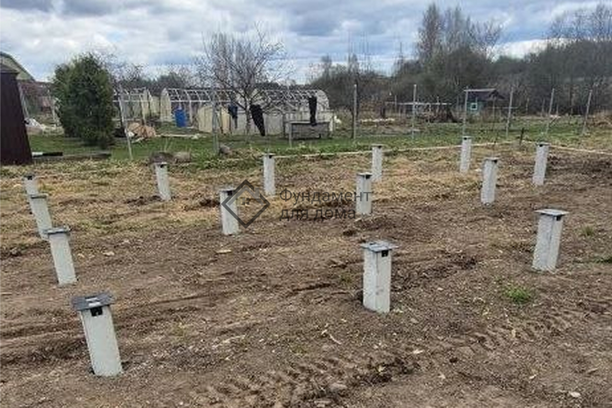 Монтаж забивного фундамента из железобетонных свай в деревне Петровская Горка Лужского района